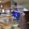 Ferngesteuerte Helikopter mit eingebauter Wasserspritzeinrichtung sorgten für Unterhaltung