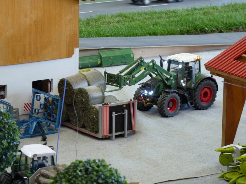 16.JPG - Echte Heuballen, maschinell gepresst